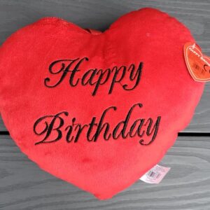 Hjärtformad kudde med texten Happy Birthday